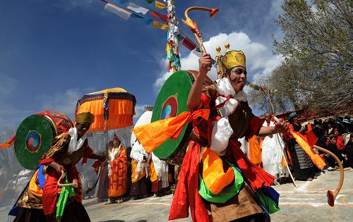 3月19日,曲德寺僧人背鼓跳神.