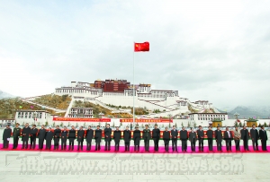 今天(28日)上午,拉萨市各族各界怀着无比喜悦的心情,在布达拉宫广场