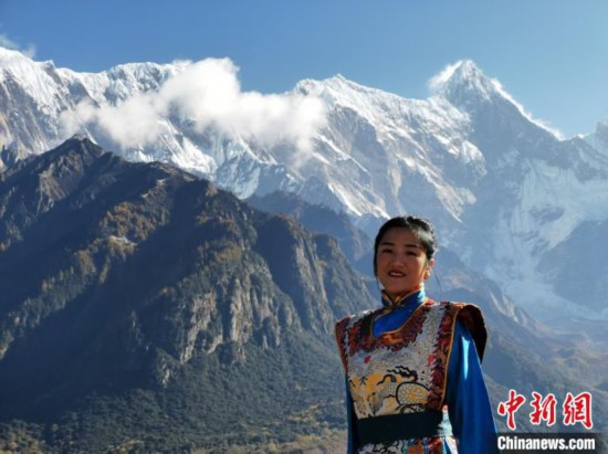 雪峰下起舞的藏族姑娘：想讓更多人欣賞到藏族歌舞的美
