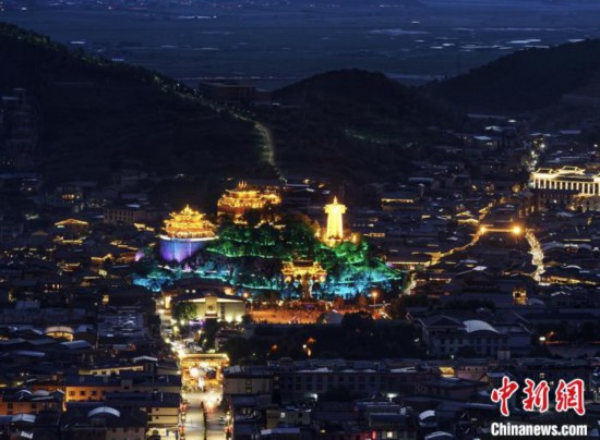 圖為滇藏茶馬古道重鎮獨克宗古城已成為知名旅游景點。　和曉燕 攝