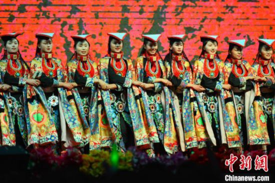 拉薩北京實驗中學的同學們表演西藏阿裡地區的《宣》舞。　江飛波 攝