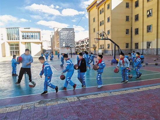 自治区教育厅主办的"西藏自治区体育项目进校园"系列活动在拉萨市各