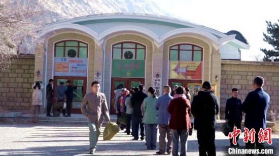 圖為1月13日，電影《雪域青春》在西藏自治區郵電局區一招郵電所舊址的拍攝現場。　貢桑拉姆 攝