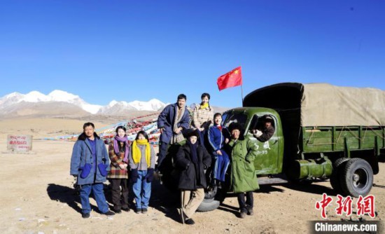 圖為電影《雪域青春》主創團隊在西藏唐古拉山拍攝點。　攝制組供圖 攝