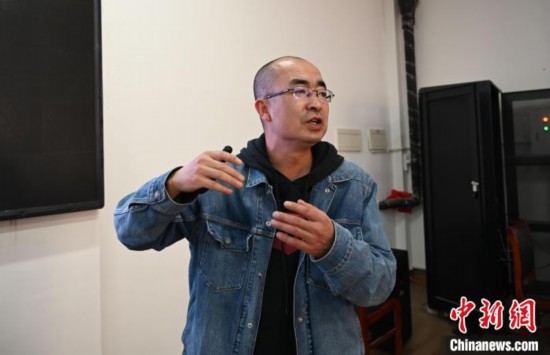 图为西藏大学教授宁长春授课宣讲。