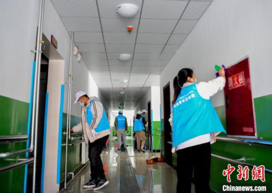 全国助残日：志愿者走进西藏残疾人托养中心进行大扫除