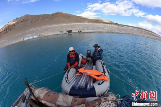 中国二次青藏科考分队在海拔逾4500米结则茶卡“安营扎寨”