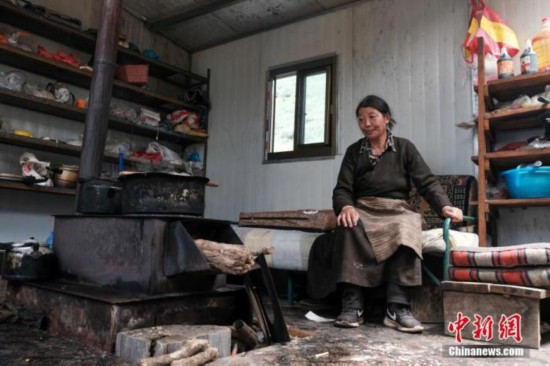 图为8月6日，“玉麦姐妹”央宗在自家牧场放牧点的小屋里，她传承了父亲的生活习惯，喜欢待在牧场。 <a target='_blank'  data-cke-saved-href='http://www.chinanews.com/' href='http://www.chinanews.com/'></p><p  align=