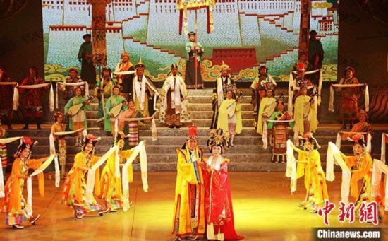 深受藏族民众欢迎的藏戏，距今已有600多年历史，被誉为藏文化的“活化石”，2009年入选联合国教科文组织人类非物质文化遗产代表作名录。10月21日，西藏自治区藏剧团团长班典旺久介绍，历经八年，藏剧团“八大藏戏”数字化舞台化影像资料建设保存工作已经完成六部。图为10月20日，改编传统藏戏《文成公主》首场公演在拉萨圆满落幕。 <a target='_blank'  data-cke-saved-href='http://www.chinanews.com/' href='http://www.chinanews.com/'><p  align=