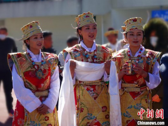 图为身着节日盛装的藏族姑娘。　冉文娟 摄