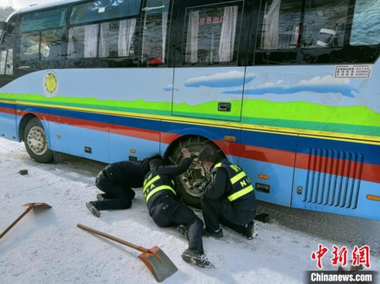 大客车路面侧滑西藏林芝移民管理警察火速救援