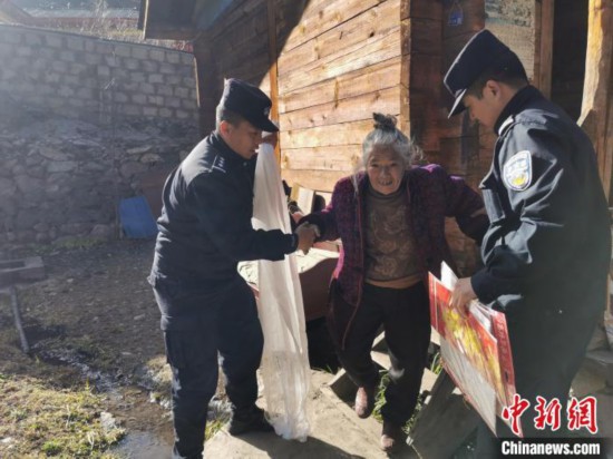 西藏林芝：警营过新年边关年味浓