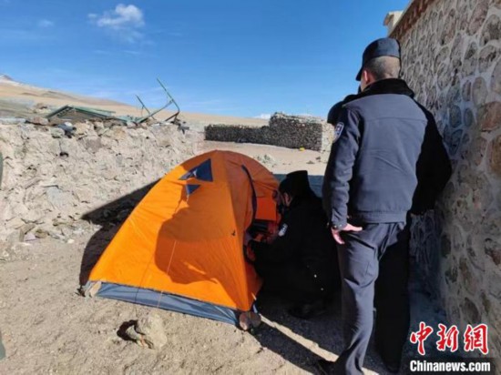 男子徒步高原醉酒欲轻生西藏戍边民警荒野救人助其返乡