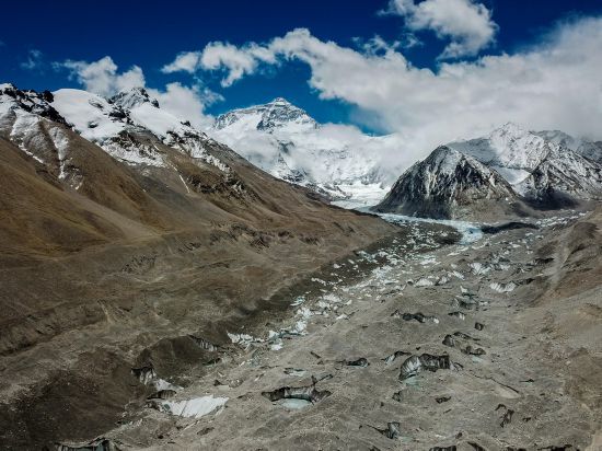 珠穆朗玛峰脚下的东绒布冰川（5月8日摄，无人机照片）。新华社记者 姜帆 摄