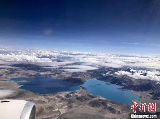 西藏阿里到拉萨航班途经的高原湖泊。　<a target='_blank' href='/'></p><p>　　西藏阿里到拉萨航班途经的高原湖泊。中新社记者 孙自法 摄</p><p>　　这项研究成果对于未来进一步评估气候变化对青藏高原湖泊水热收支变化的影响具有重要价值，其数据产品已同步发布在“国家青藏高原科学数据中心”和相关数据共享平台。相关研究成果论文近日在国际专业学术期刊《地球系统科学数据》(Earth System Science Data)发表。</p><p>　　中科院空天院研究团队介绍说，湖泊水温是区域水分与能量平衡的重要变量，也是湖泊水生生态系统的控制性参数。由于常规地面观测的局限，青藏高原湖泊水温观测数据普遍缺乏。团队集成遥感与数值模拟技术，发展水温数据重建的技术框架，突破模型数据要求高而移植性差的局限，实现多相态(冰、水、冰水混合)下湖泊水温的动态模拟，揭示青藏高原湖泊水温的时空演化规律及其对气候变化的响应。</p><p style=