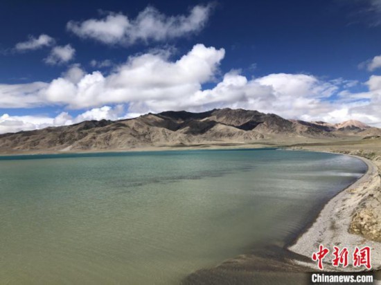西藏阿里的高原湖泊别若错(又称别若则错)海拔约4470米。　<a target='_blank' href='/'></p><p>　　西藏阿里的高原湖泊别若错(又称别若则错)海拔约4470米。中新社记者 孙自法 摄</p><p>　　其中，研究团队重建了广覆盖、长时序的湖面温度数据产品。针对青藏高原的湖泊水热平衡的基本特征及数据基础，团队对湖泊一维能量平衡模型加以改进，并借助“谷歌地球引擎”(GEE)平台，基于相关数据获取全湖平均温度的时间序列对模型进行率定和验证，首次重建了青藏高原160个湖泊的1978-2017年逐日湖面温度数据集。该数据产品覆盖范围广、时间跨度较长、时间分辨率高，可为认识青藏高原湖泊能量平衡对气候变化的响应提供重要的技术和数据支撑。进一步检验表明，该数据产品与地面实测湖面温度有很好的一致性。</p><p>　　此外，团队发展的技术框架也具有较强的通用性和可移植性，未来可为联合国可持续发展目标“保护和恢复与水有关的生态系统，包括山地、森林、湿地、河流、地下含水层和湖泊”(SDG-6.6)提供监测数据，并揭示水温变化对湖泊水质和水生生物群的影响，为湖泊水质和水生生物群的监管提供重要的基础数据和决策依据。</p> <div class=