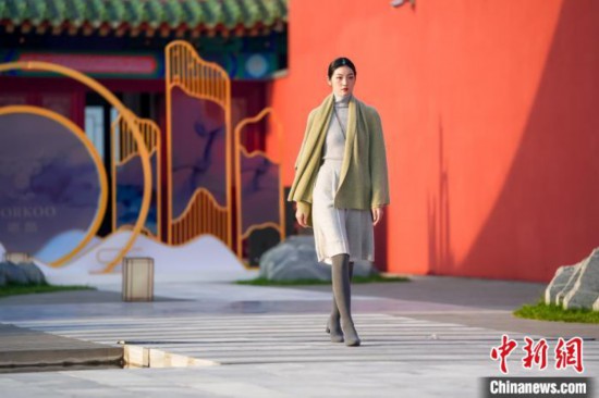 近40套藏式针织系列时装亮相2022北京时装周。　北京时装周供图