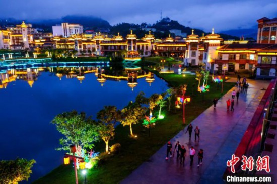 西藏城镇生态环境得到极大改善，城镇品质得到提升。图为西藏墨脱县入夜风光。　江飞波 摄