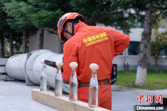 西藏林芝森林消防技能大练兵现场，消防员使用液压钳夹取鸡蛋。　杨永龙 摄