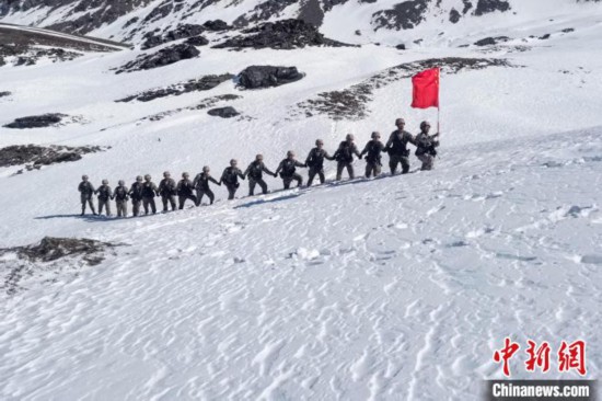 春节期间，西藏军区山南军分区某边防团官兵踏雪巡边。　旦增晋美 摄
