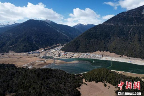 2月17日，西藏林芝魯朗小鎮。(無人機照片) 李林 攝