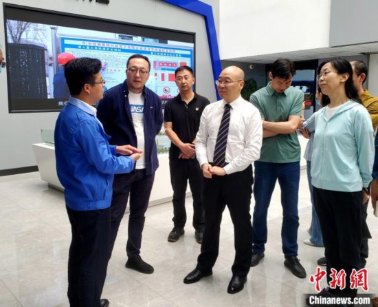 图为全国政协委员、农工党青海省委主委王昆(中)在企业调研。　郭满福 供图