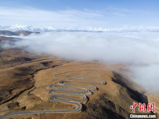 图为西藏定日县，前往珠穆朗玛峰大本营蜿蜒的公路与云海。　江飞波 摄