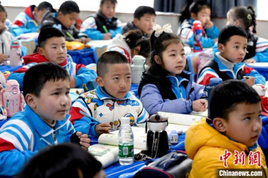 3月14日，西藏拉萨市第一小学一年级六班学生正在上藏语文课。　李林 摄