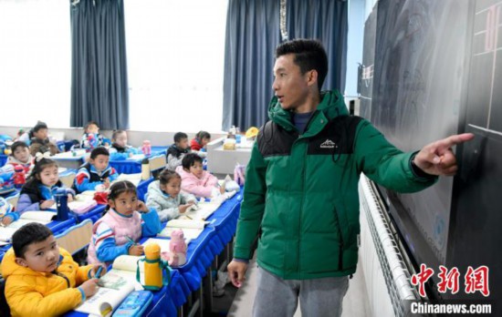 3月14日，西藏拉萨市第一小学藏语文老师拉巴次仁在课堂上。　李林 摄