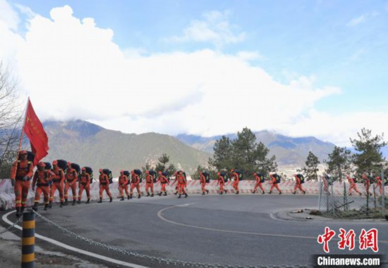西藏林芝市森林消防開展30公裡野外徒步拉練