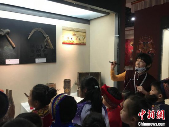 圖為中國人民大學附屬中學第二分校的小朋友們參觀“雪域星光——西藏傳統文化藝術展”。　陳建新 攝