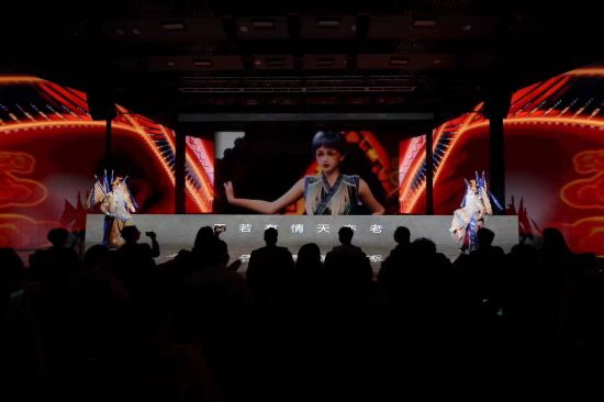 中國戲曲學院的大學生與數字人沐嵐合作《新定軍山》。皇甫萬裡攝