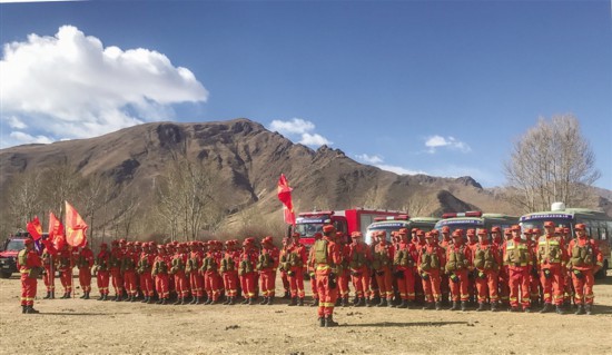 西藏森林消防总队特勤大队开展野营拉练