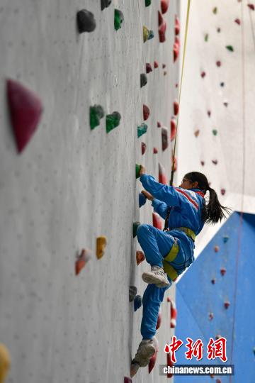 西藏登山队护航拉萨市实验小学攀岩兴趣班焕活力
